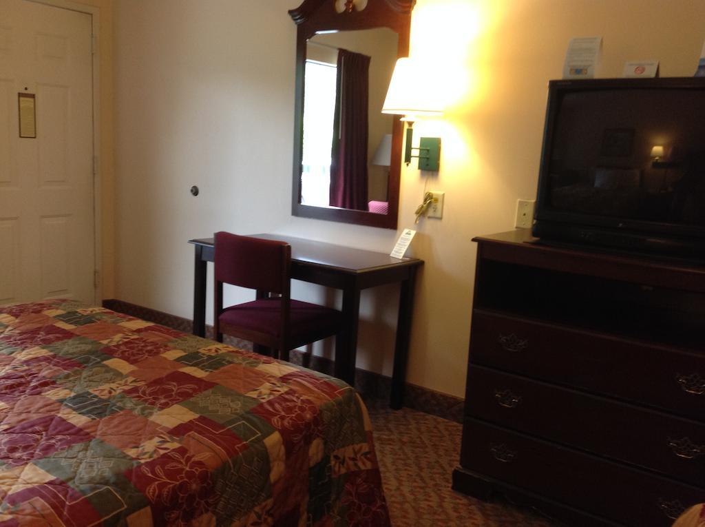 Days Inn - Chapel Hill Buitenkant foto