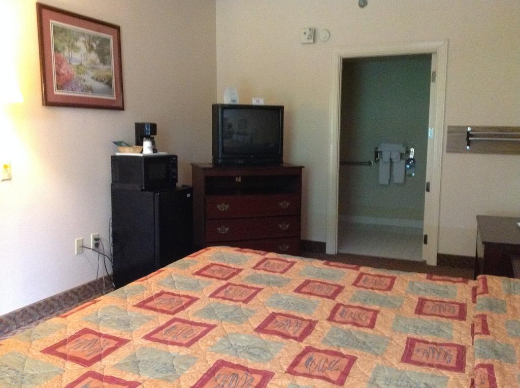 Days Inn - Chapel Hill Buitenkant foto