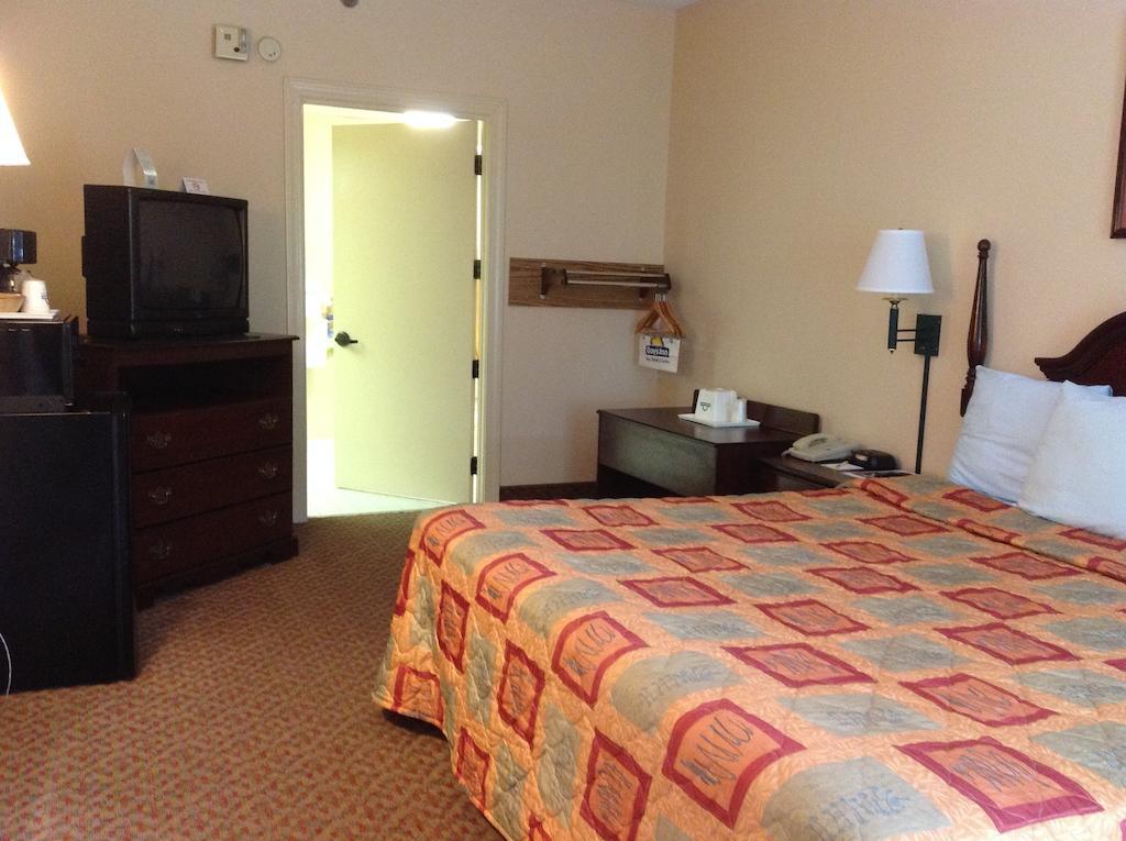 Days Inn - Chapel Hill Buitenkant foto