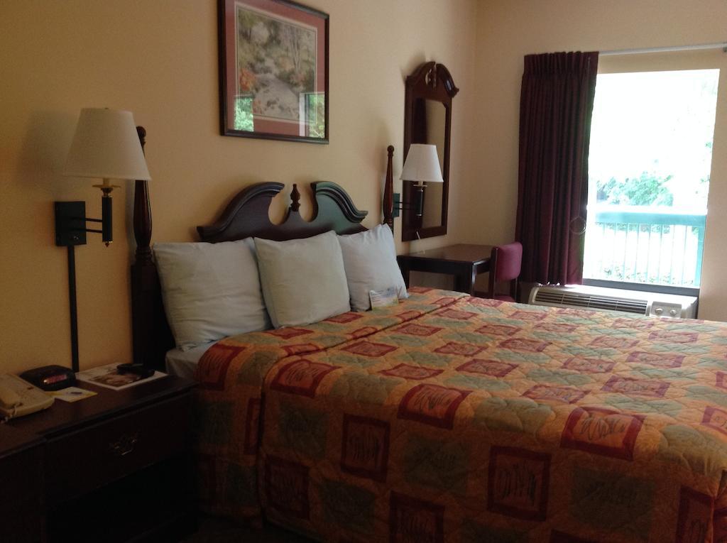 Days Inn - Chapel Hill Buitenkant foto