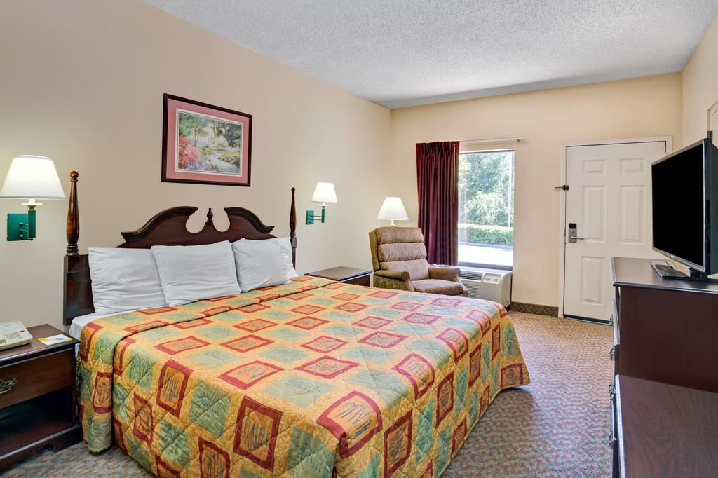 Days Inn - Chapel Hill Buitenkant foto