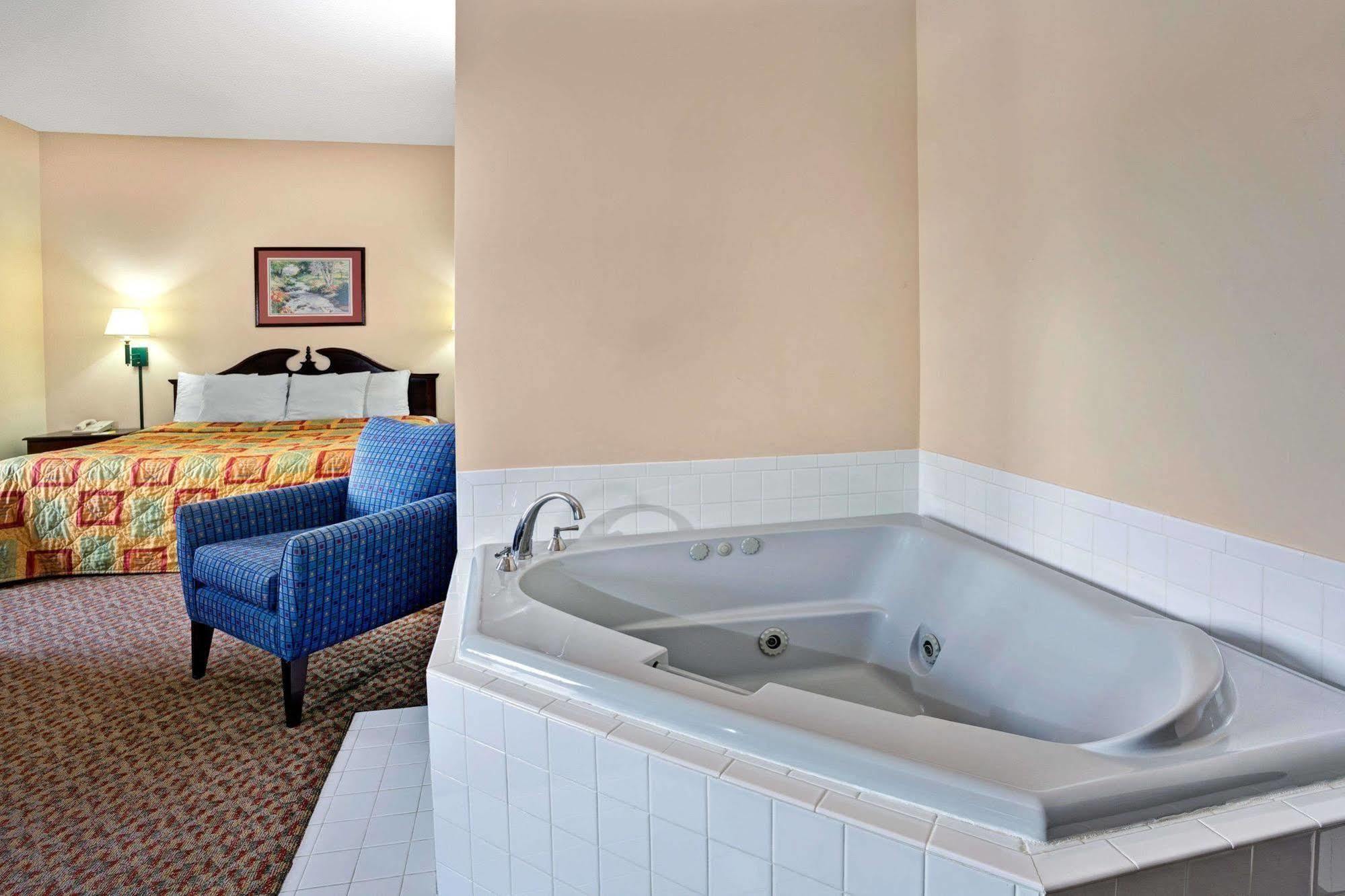 Days Inn - Chapel Hill Buitenkant foto
