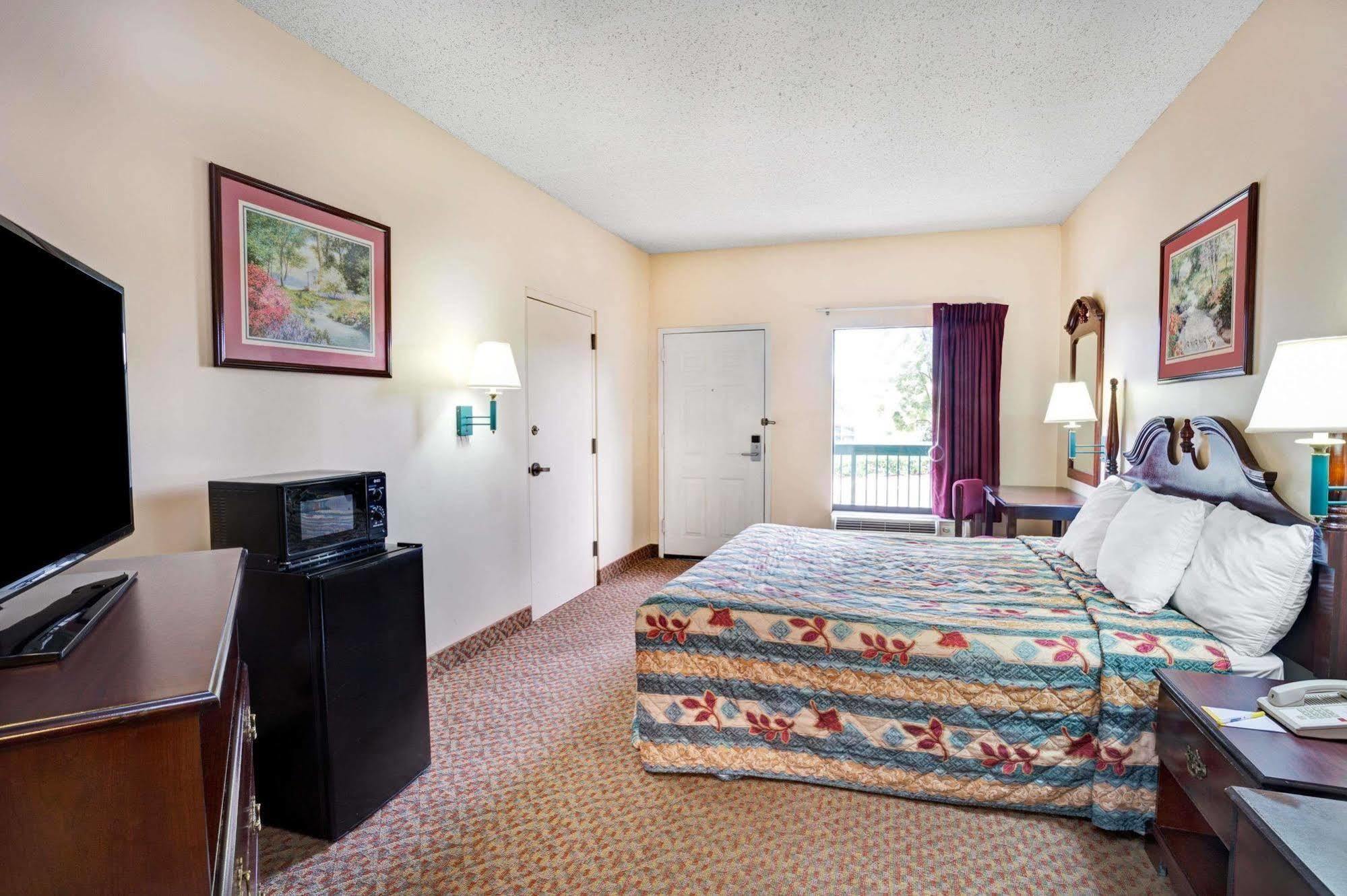 Days Inn - Chapel Hill Buitenkant foto