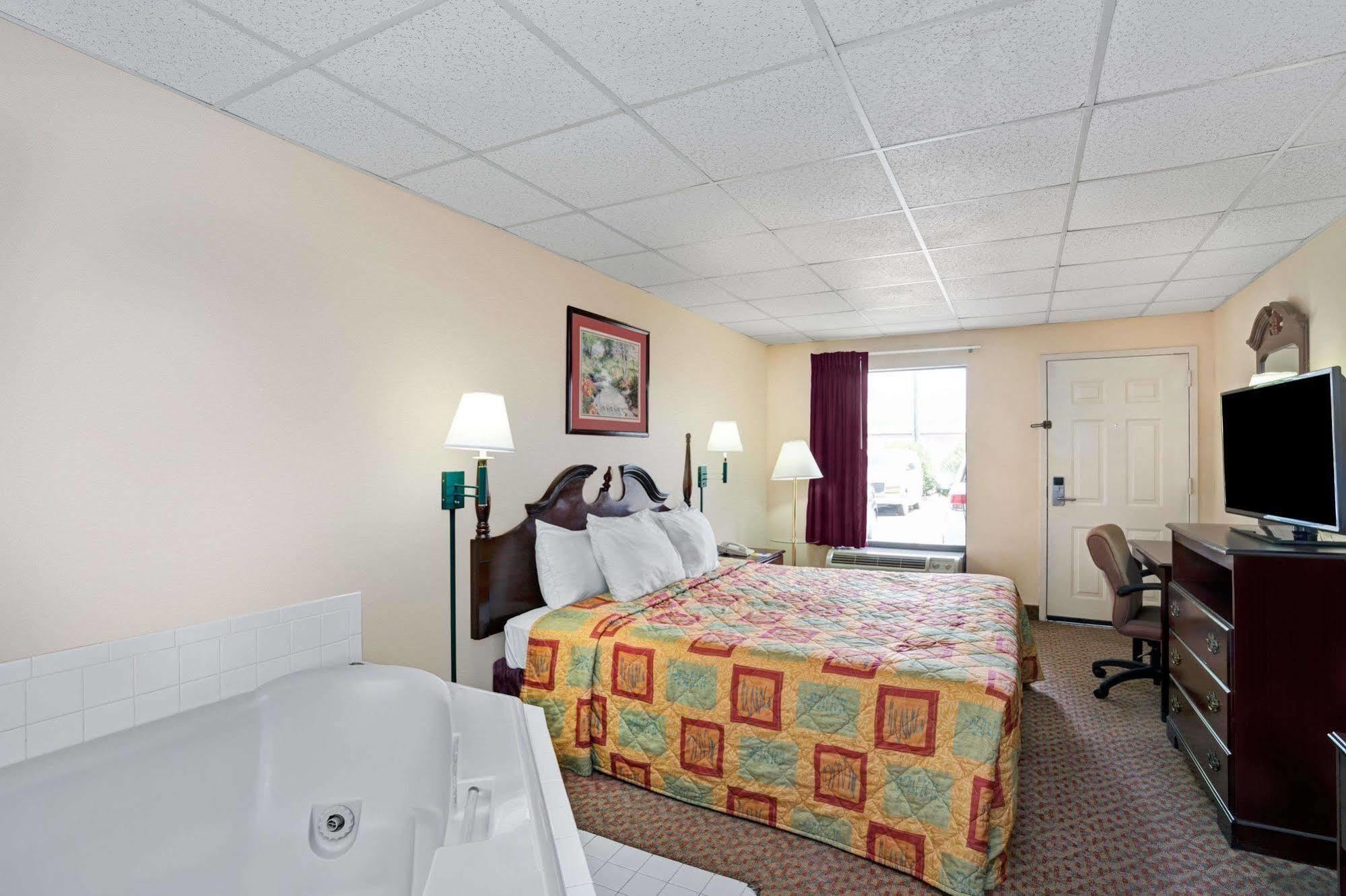 Days Inn - Chapel Hill Buitenkant foto
